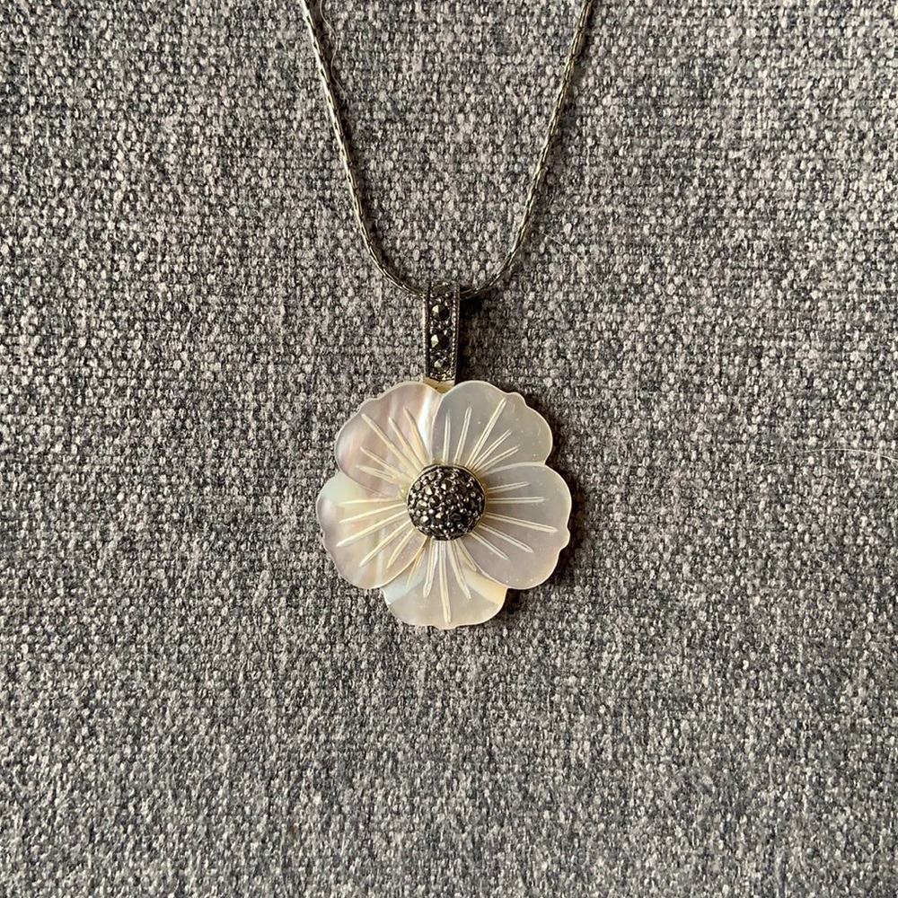 Silver Cookie Lee Shell Flower Necklace